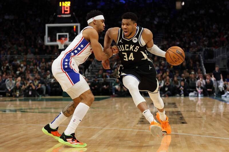 Antetokounmpo’s Dominance Propels Bucks Past 76ers